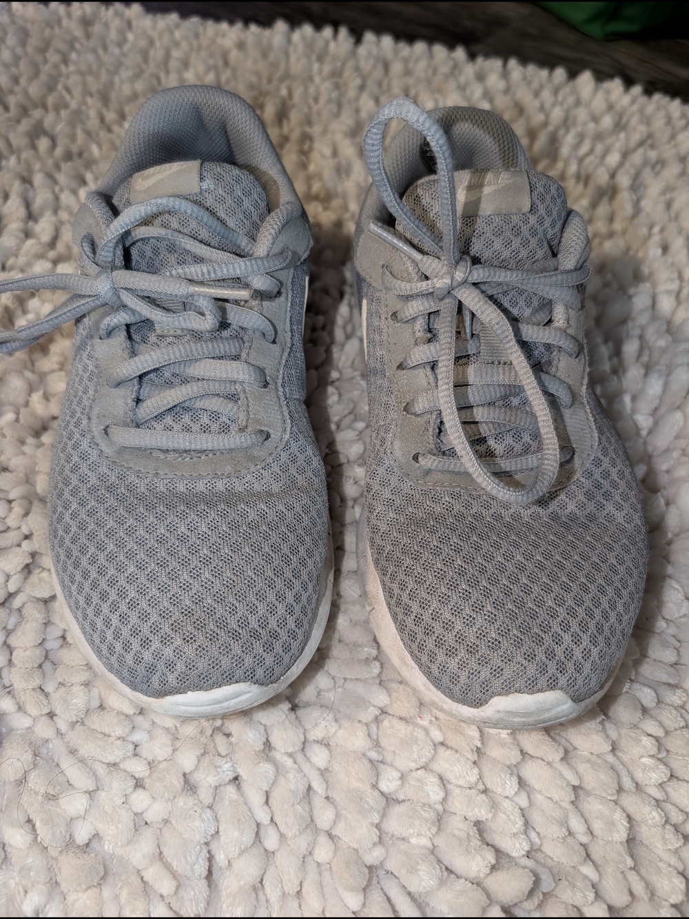 NIKE Light Gray Mesh Athletic Sneakers